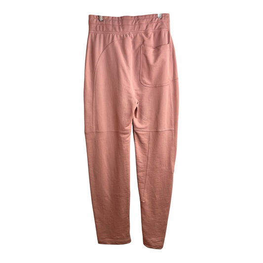 Pantalón jogger La Pichilemina de algodón rosado con cintura elástica y bolsillo trasero, vista posterior.