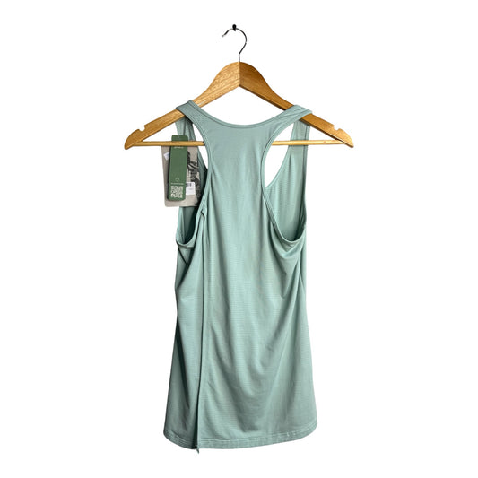 Polera deportiva La Pichilemina verde agua con espalda nadador y tejido técnico microperforado en percha de madera