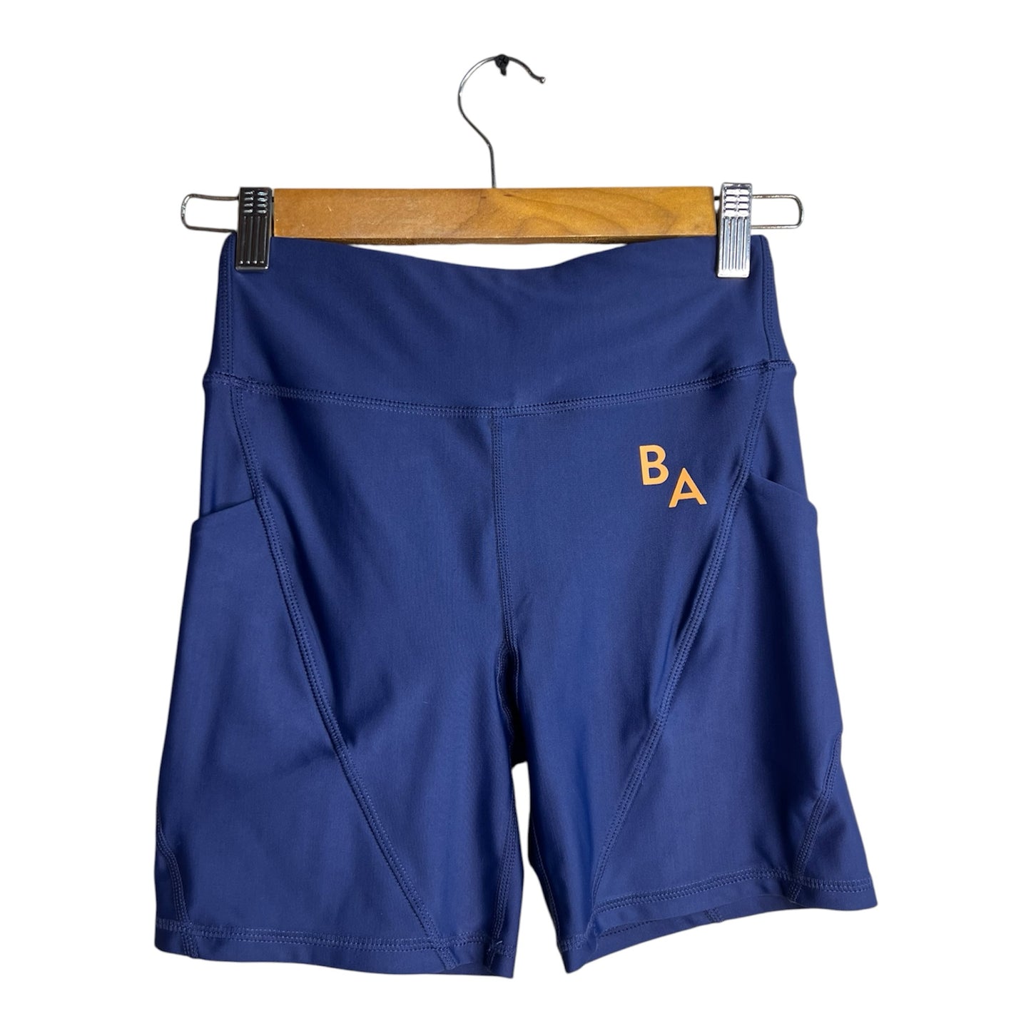 Shorts deportivos La Pichilemina de tiro alto en color azul profundo con bolsillos laterales y logo en contraste.
