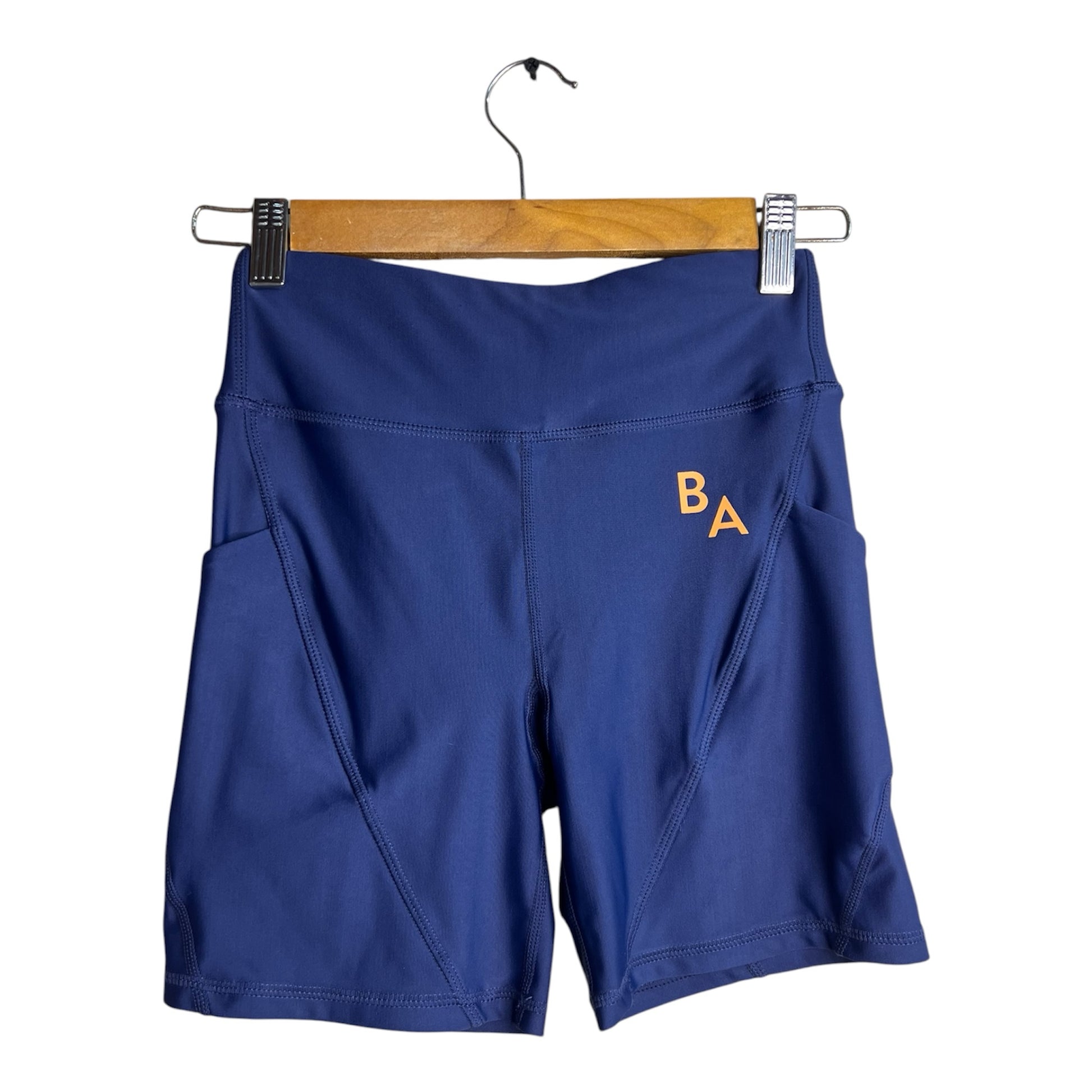 Shorts deportivos La Pichilemina de tiro alto en color azul profundo con bolsillos laterales y logo en contraste.