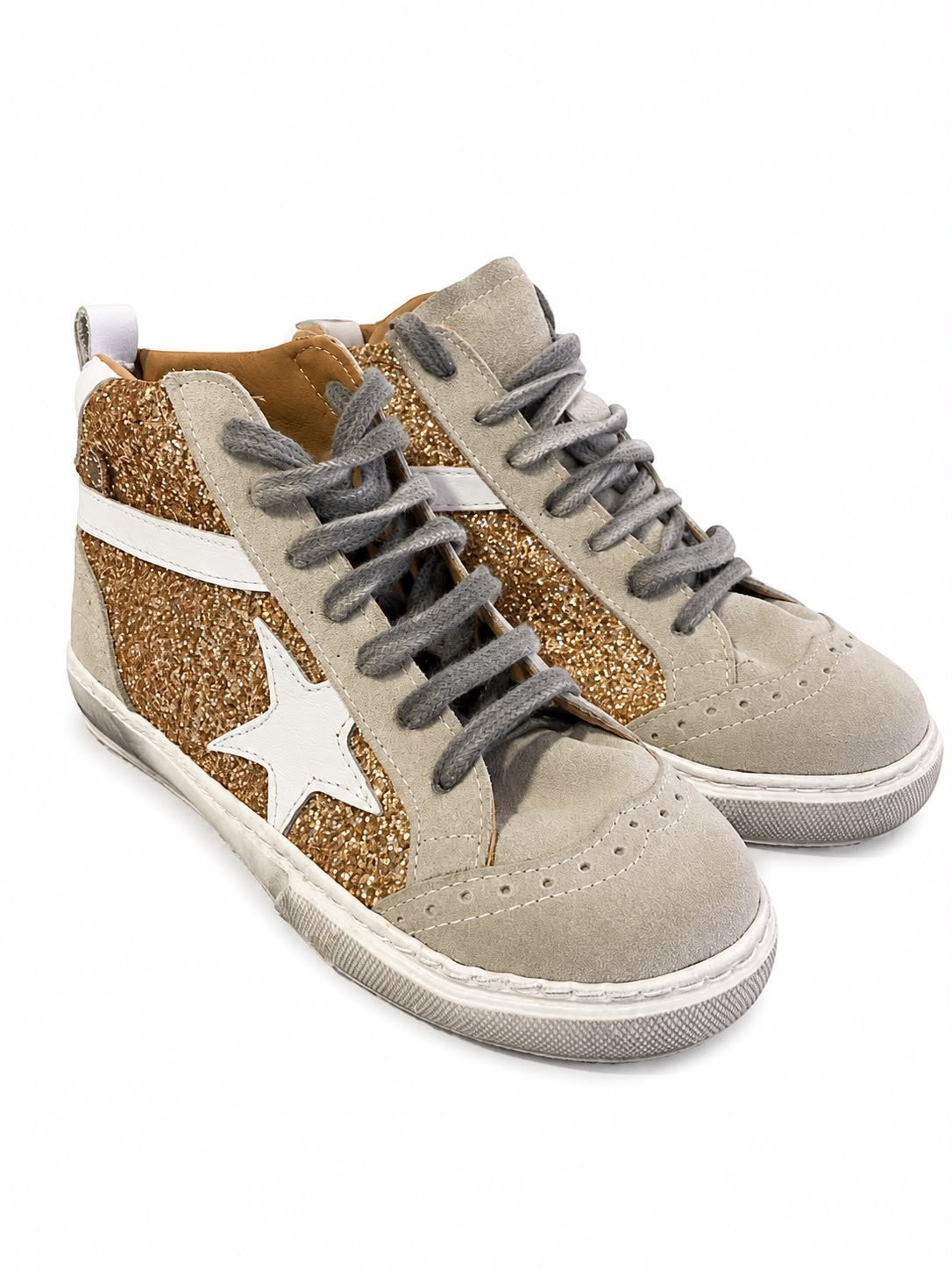 Zapatillas La Pichilemina CHEÊTAH de caña alta con glitter dorado, detalles en gamuza gris y estrella blanca lateral.