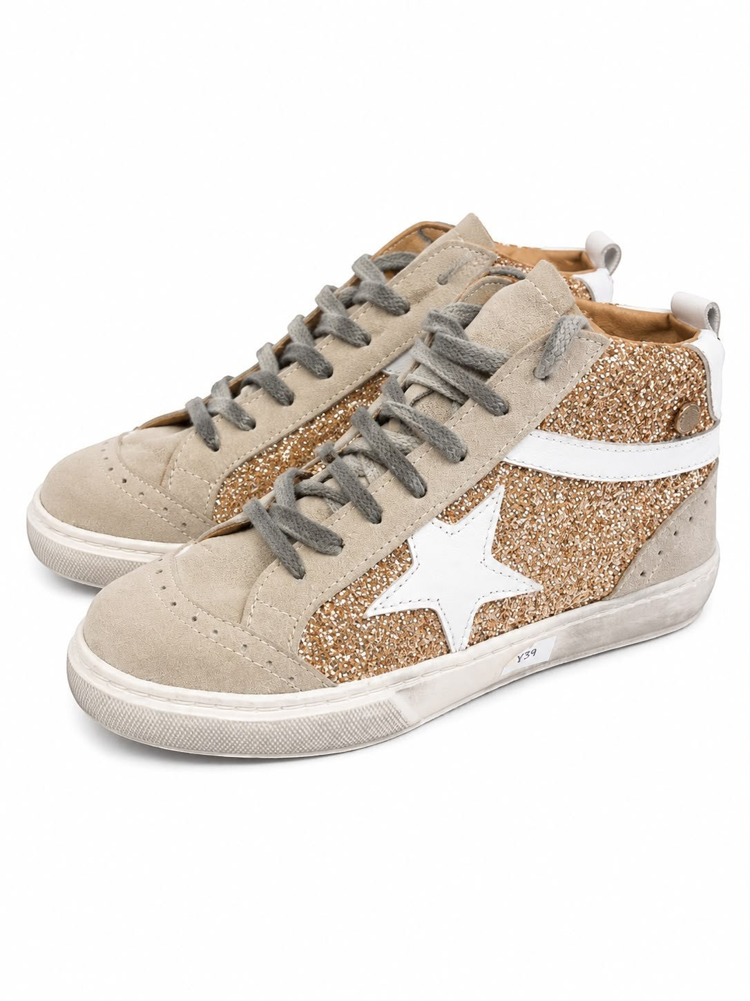 Zapatillas La Pichilemina CHEÊTAH de estilo urbano con glitter dorado, detalles en gamuza beige y estrella blanca.